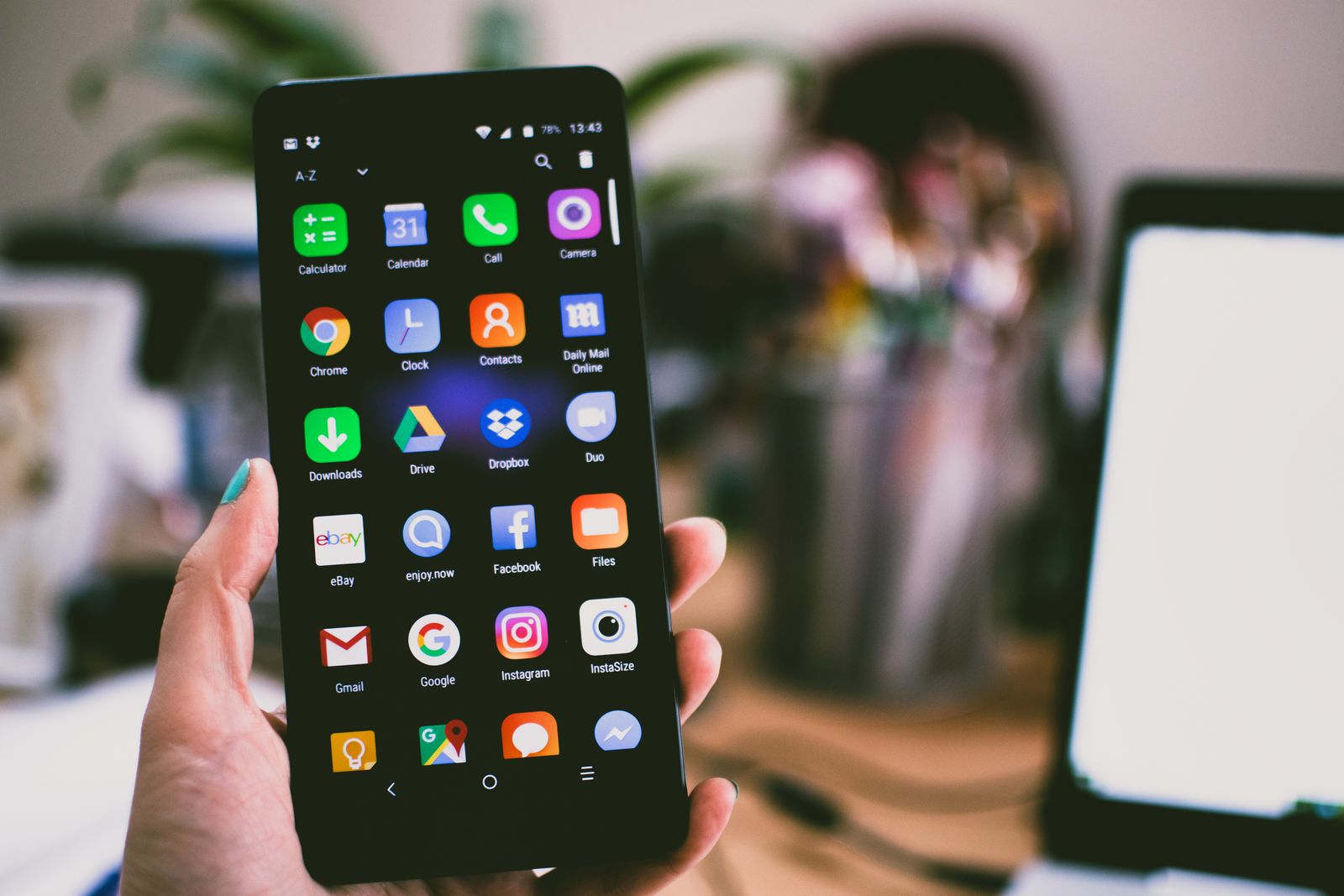 Persona usando un celular para revisar cobertura