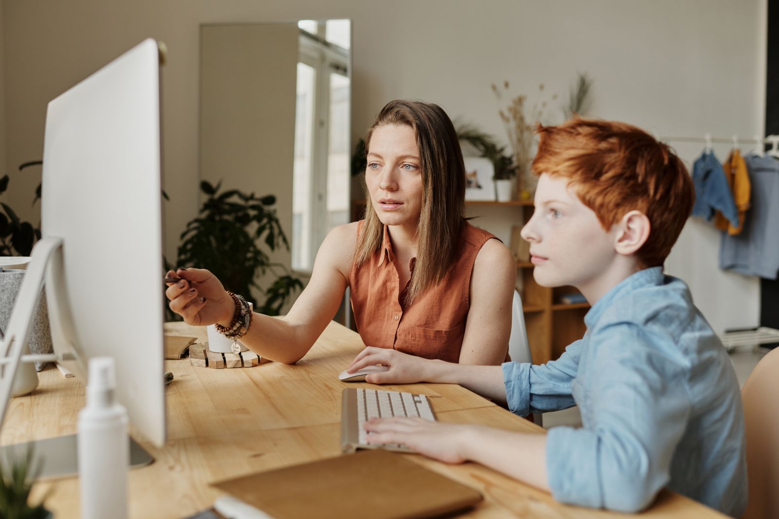 Niños estudiando en casa con un computador