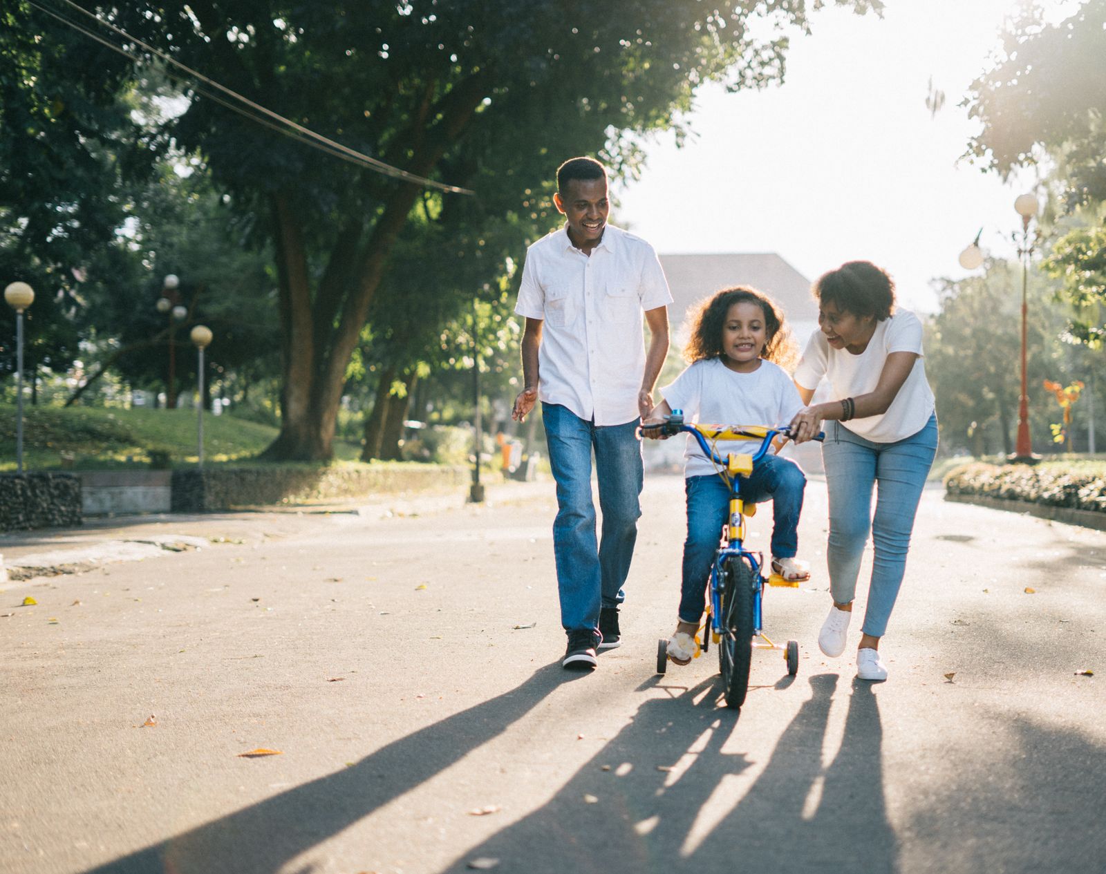 Familia caminando junta al aire libre, referencia de conexión familiar