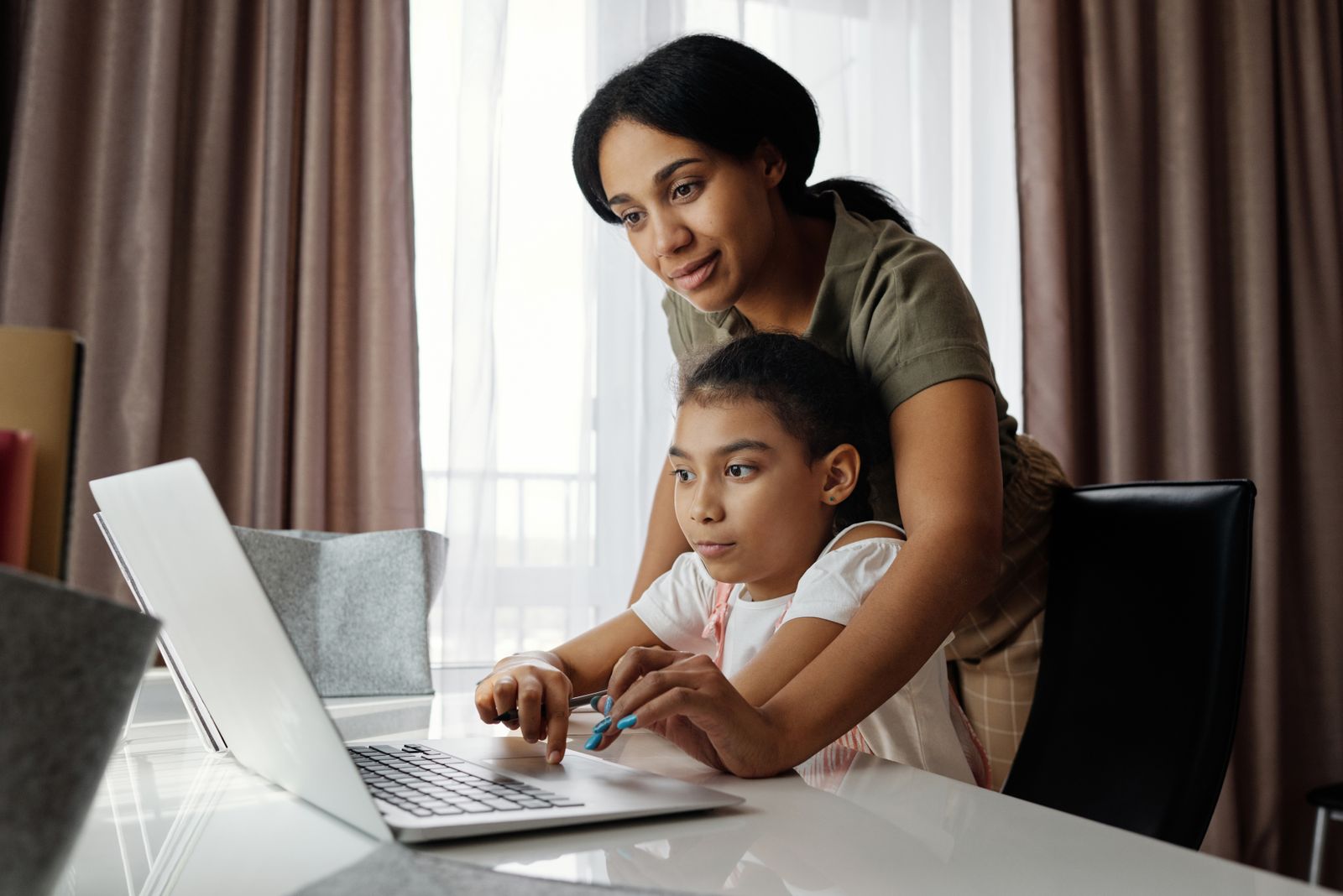Familia en casa usando el teléfono juntos