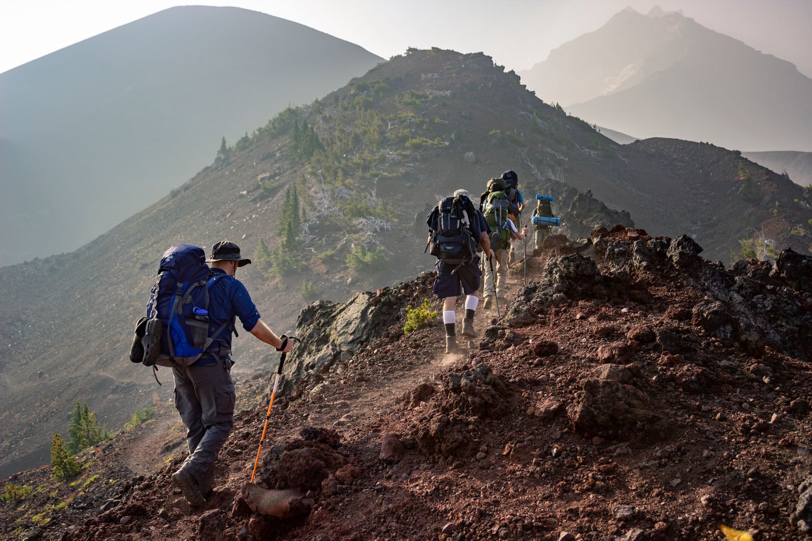 Sendero de montaña usado como metáfora de medición a pie