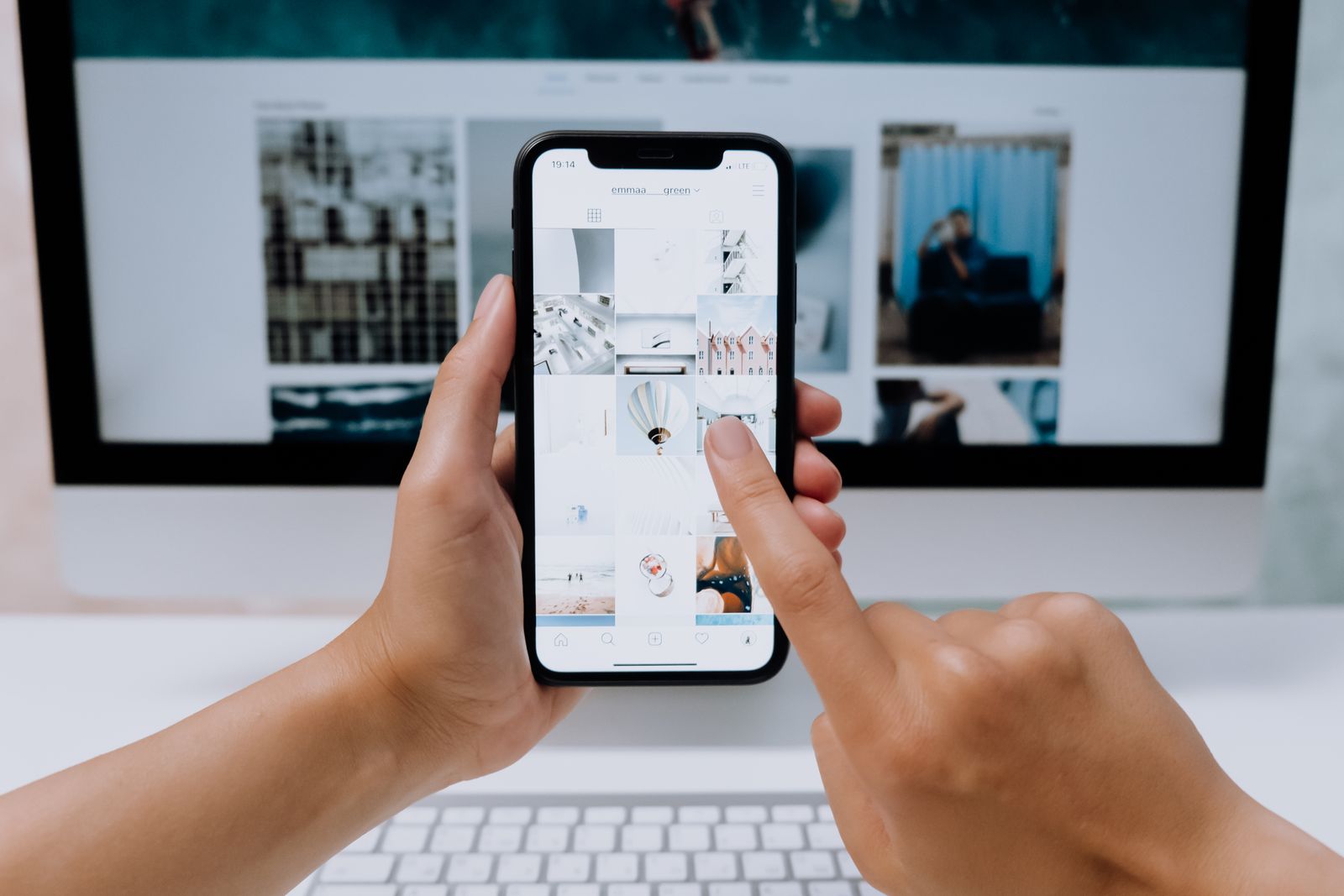 Persona sosteniendo un smartphone para un test de velocidad