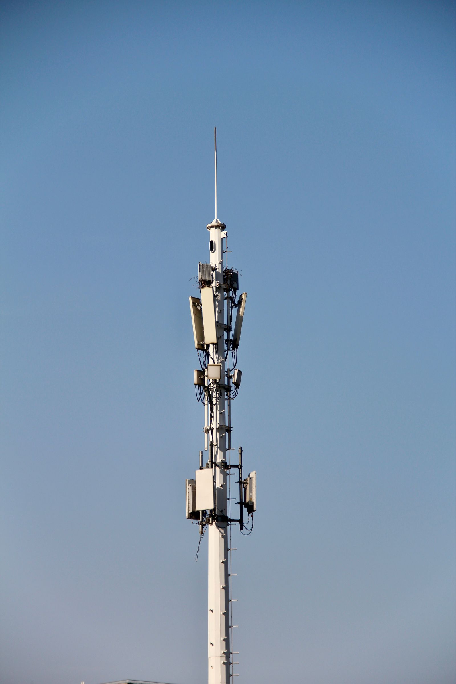Torre de telecomunicaciones contra el cielo, referencia de 5G en ciudad